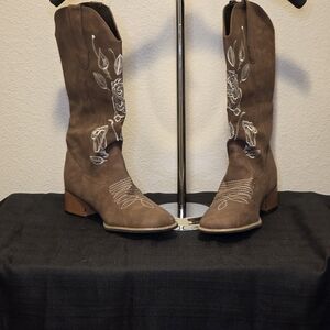 Source Unknown Floral Embroidered Tan Heeled Boots